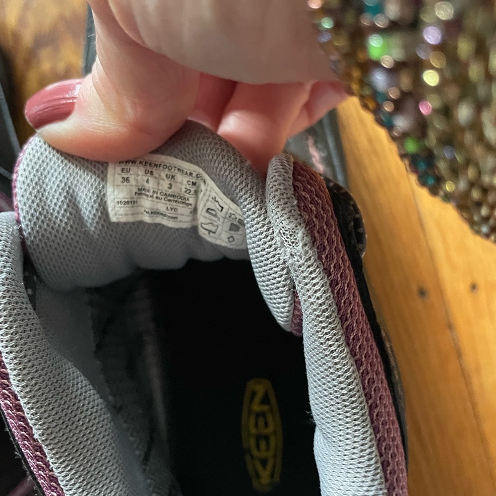 Keen hiking books; lavender, size 4; waterproof